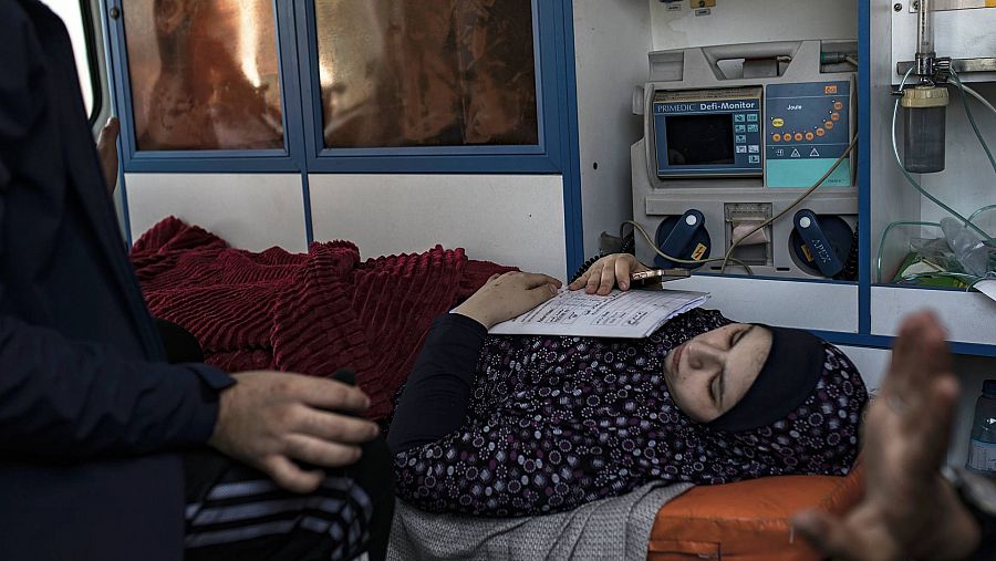 Una mujer palestina herida llega en ambulancia al paso fronterizo