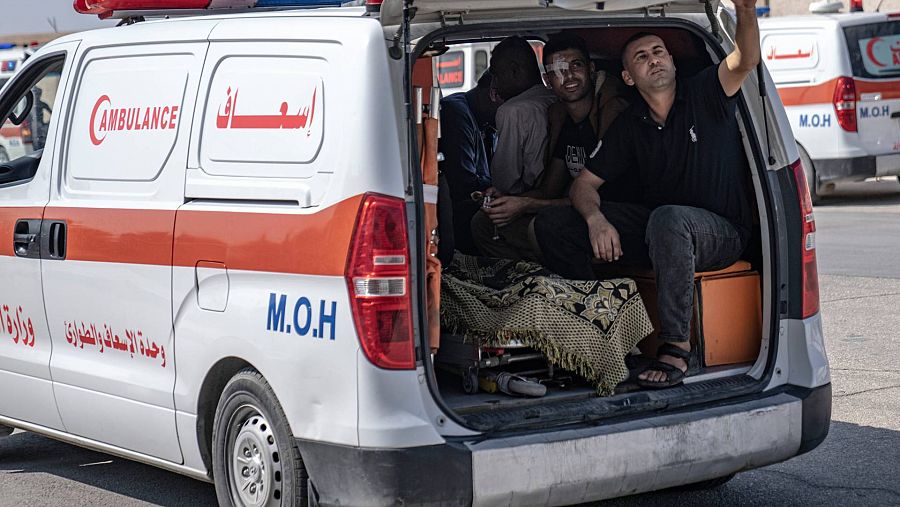 Ambulancias con palestinos heridos los bombardeos israelíes sobre la Franja de Gaza llegan al paso fronterizo de Ráfah
