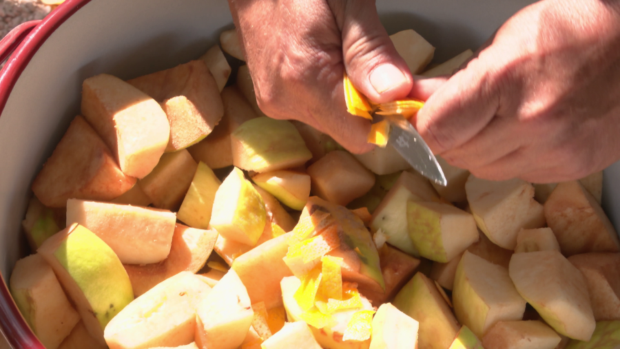Añadir todo lo anterior en la olla y a continuación los líquidos (el vino y el zumo de la naranja y el limón)