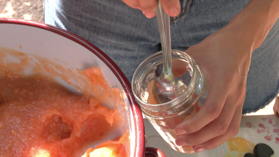 Cuando esté todo espeso se mete en tarros de cristal que posteriormente habrá que hervir durante 10 minutos para esterilizarlos y conservar el membrillo