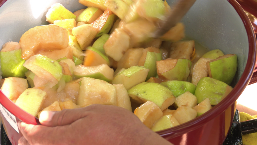 Echar el membrillo en una olla grande