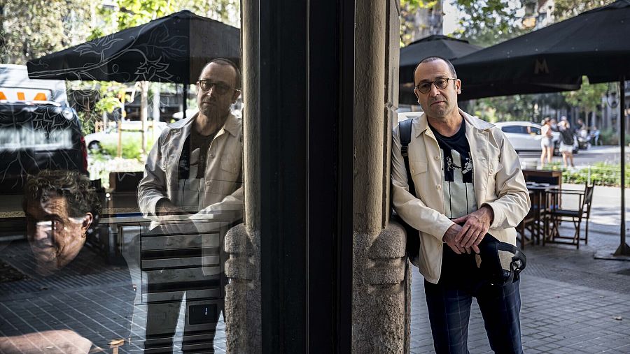 Daniel Vázquez Sallés fotografiat a la terrassa d'un bar de Barcelona