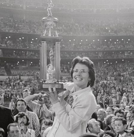 Billie Jean King con el trofeo que ganó en la Batalla de los Sexos