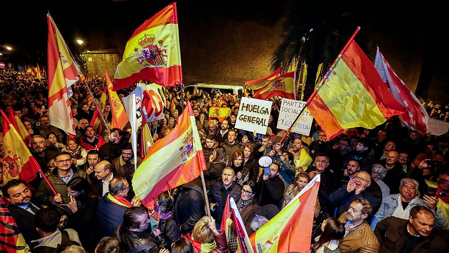 Concentraciones este lunes frente a la sede del PSOE en Zaragoza. Foto: EFE/ Javier Cebollada