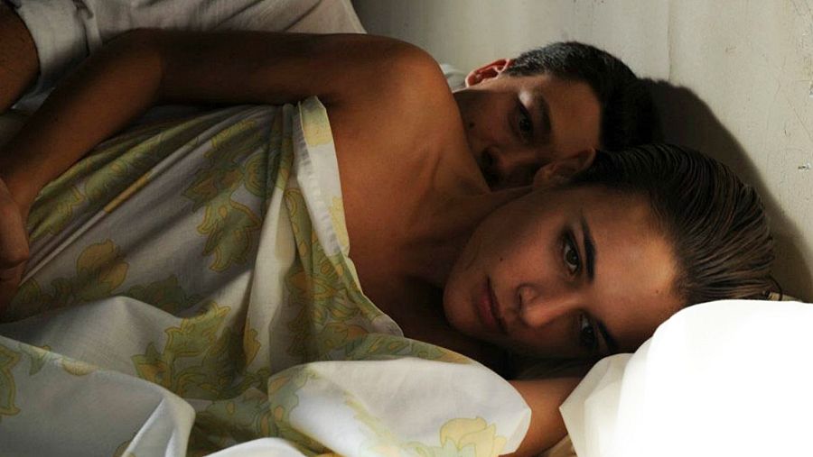 Castilos de cartón: Adriana Ugarte, protagonista de un trío sexual con mucha piel y poco músculo