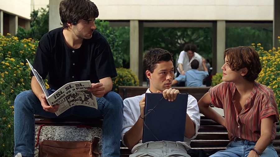 'Castilos de cartón': Adriana Ugarte, protagonista de un trío sexual con mucha piel y poco músculo