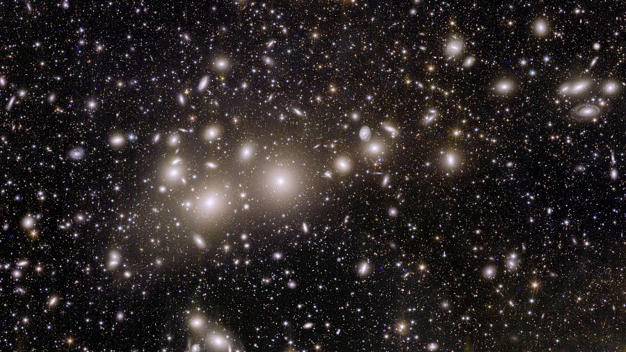 Galaxias pertenecientes al Cúmulo de Perseo y otras más lejanas, captadas por Euclid.