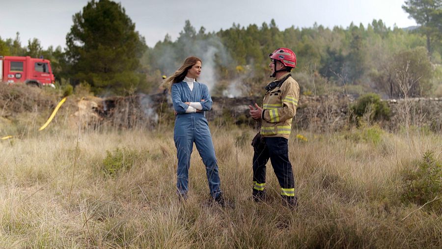 Planeta R - Martina Klein i Andreu Palacios, bomber GRAF, durant una crema controlada