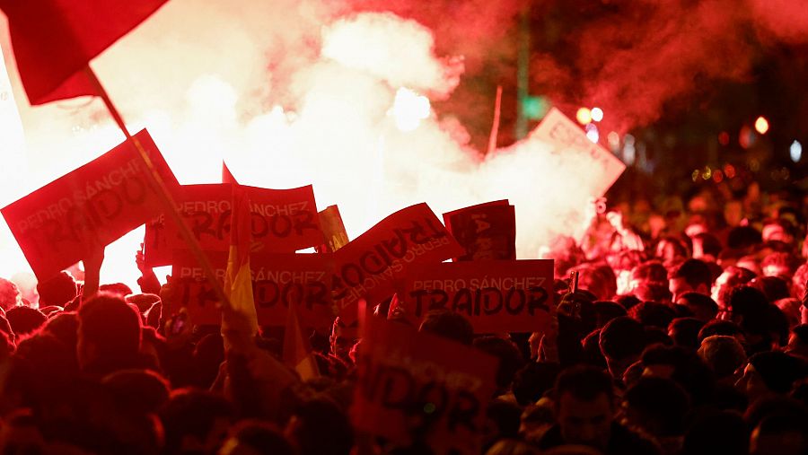Grupos de personas participan en una nueva manifestación contra la amnistía en Madrid