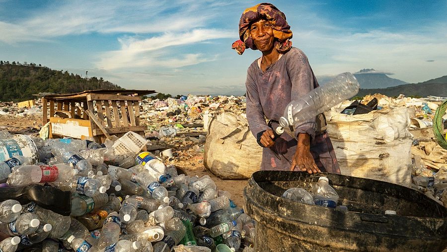 Mujer en vertedero de basura en Borneo