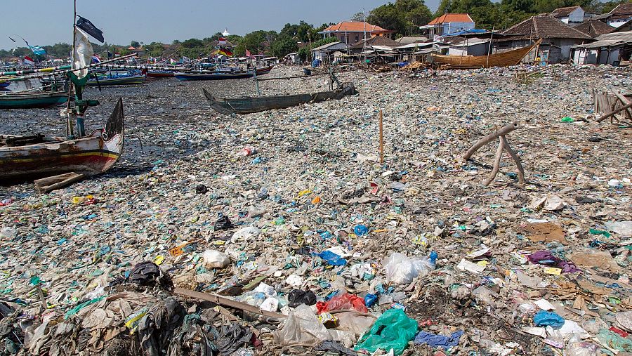Playa contaminada con residuos plásticos en Java