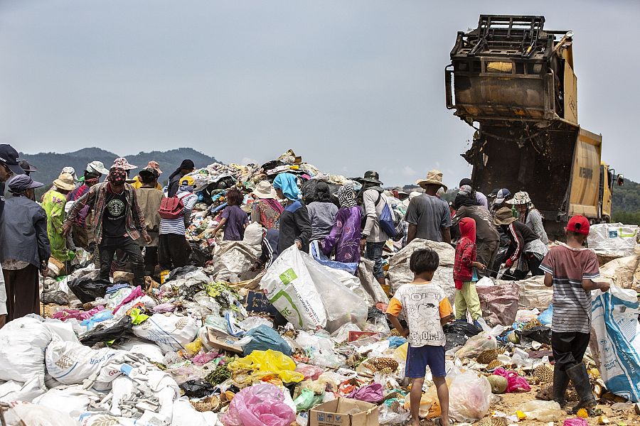 Vertedero de plásticos en Borneo