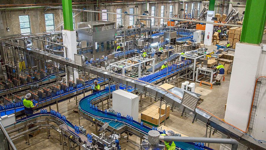 Vista general de una planta de agua embotellada