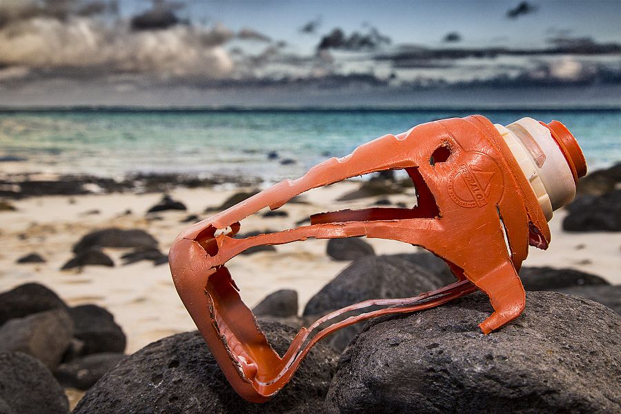 Botella de plástico en playa