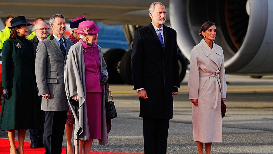 La Reina Margarita II, el Príncipe Heredero Frederik y la Princesa Heredera María reciben a los Reyes de España en el aeropuerto de Copenhague