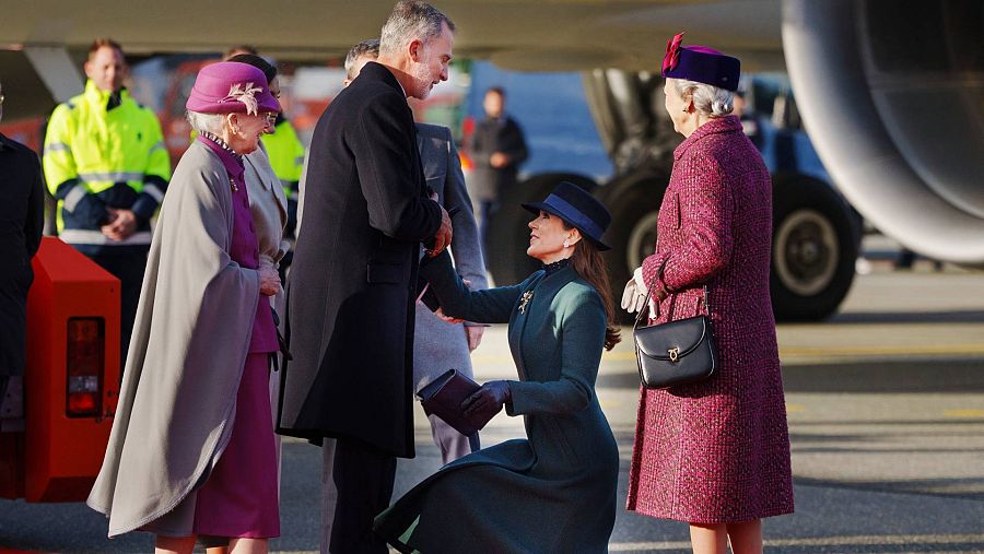La princesa Mary de Dinamarca hace una reverencia al Rey Felipe VI