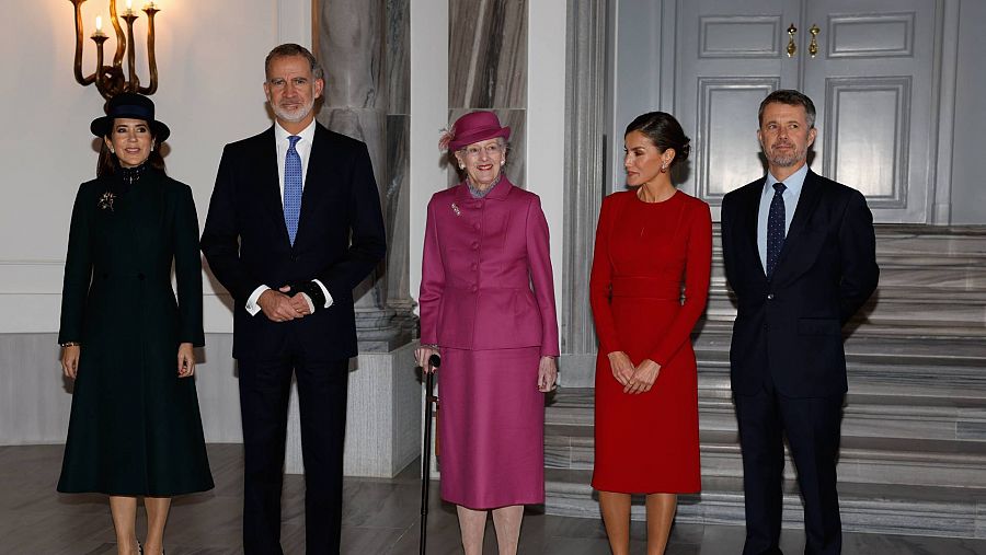 De izquierda a derecha, la princesa María de Dinamarca, el rey Felipe VI, la reina Margarita II de Dinamarca, la reina Letizia y el príncipe Federico de Dinamarca posan a la llegada de la familia real española al Palacio de Amalienborg en Copenhague,
