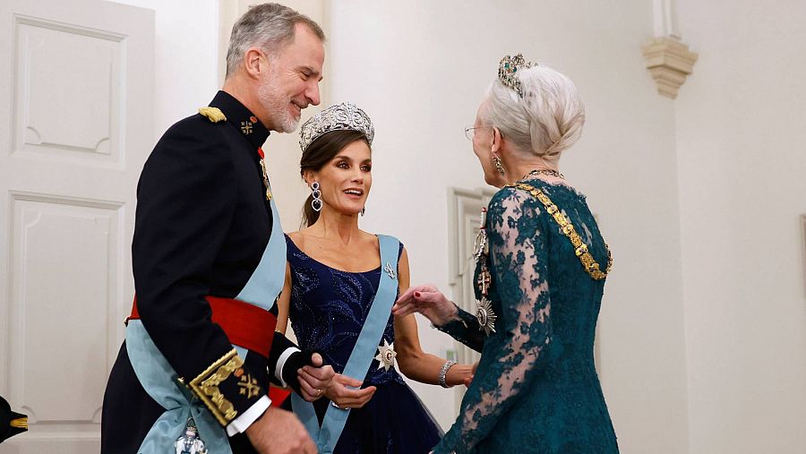 Los reyes de España saludan a la reina Margarita II a su llegada a la cena de gala  en el Palacio de Christiansborg