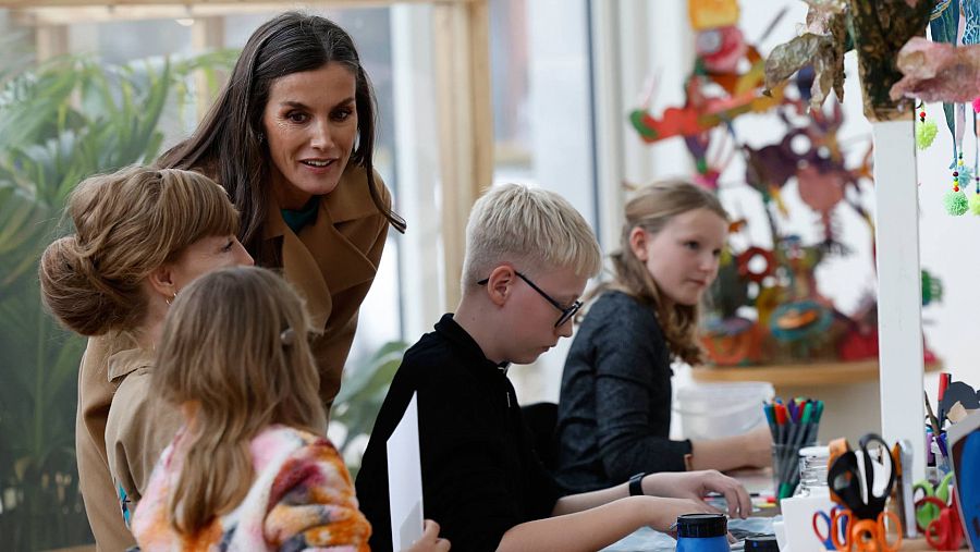 La reina Letizia junto a unos niños del Rigshospitalet en Copenhague