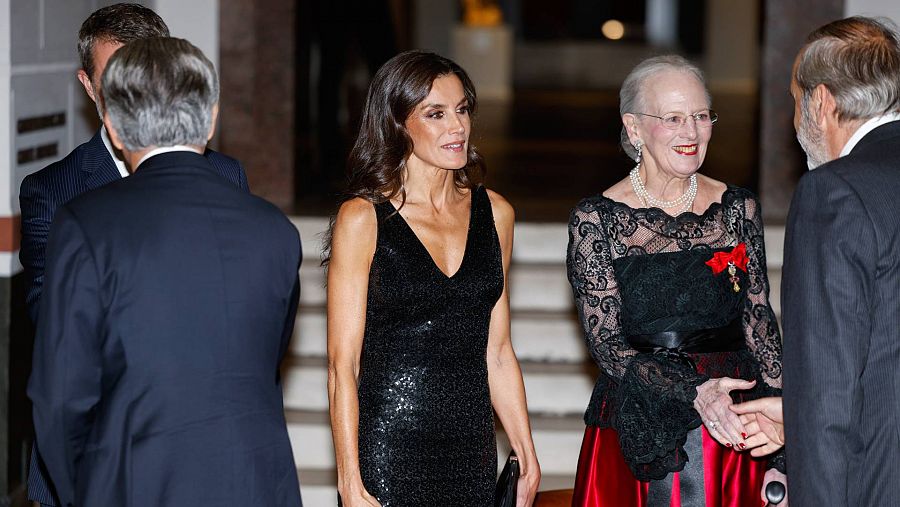 La reina Margarita II y la reina Letizia a su llegada a la cena en honor