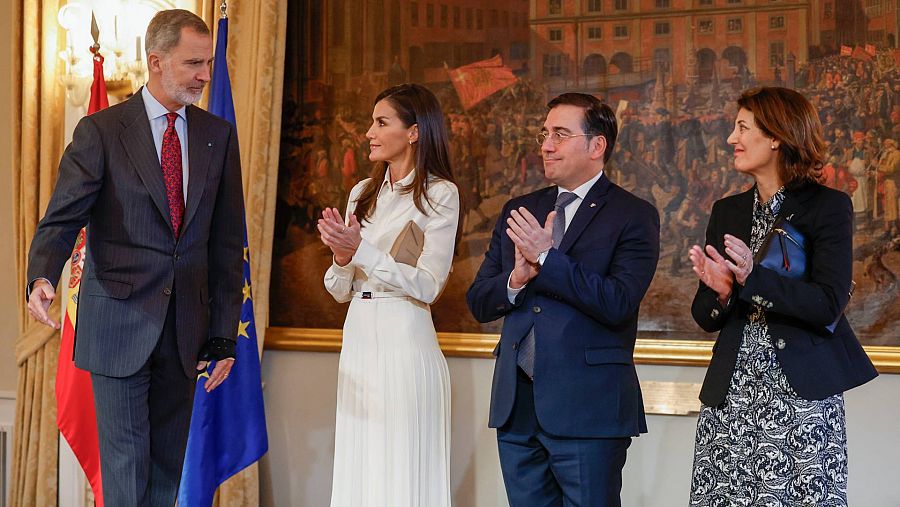 El rey Felipe junto a la reina Letizia; el ministro de Asuntos Exteriores y la embajadora de España en Dinamarca, María Victoria