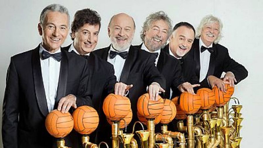 Les Luthiers, posan en esmoquin y con pequeñas pelotas de baloncesto