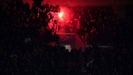 Un ultra del Benfica con una bengala encendida en el Reale Arena