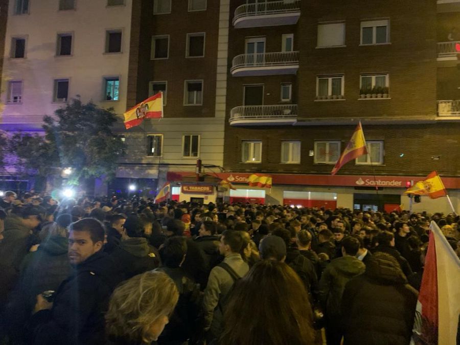 Banderas franquistas y con el escudo constitucional recortado ondean en la manifestación contra la amnistía