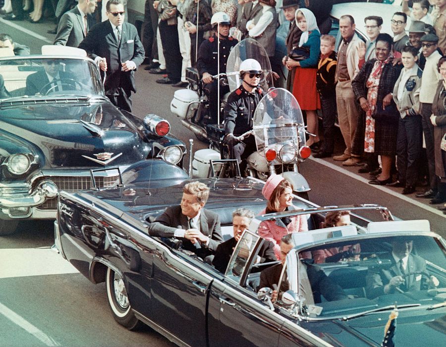 Kennedy y su esposa, Jackie, en la limusina en Dallas, el día del atentado.