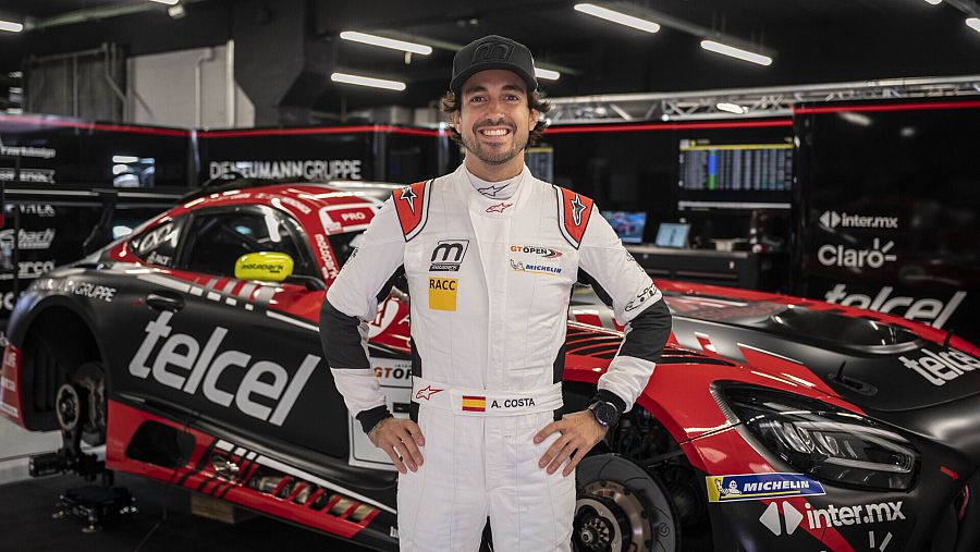 Albert Costa amb el seu vehicle de competició a Montmeló