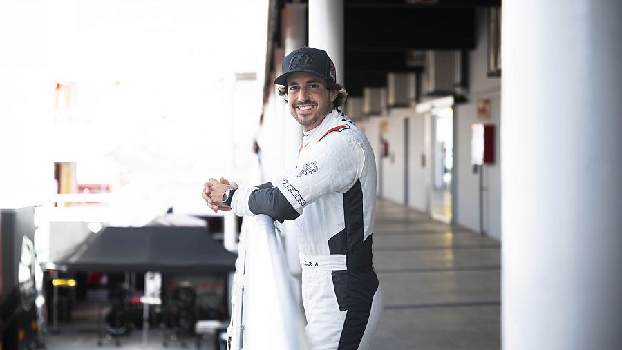 Albert Costa Balboa, apareix al costat de la terrassa de les instal·lacions del circuit de Montmeló