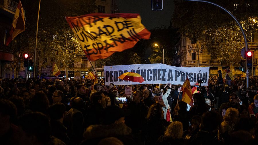 Decenas de manifestantes con banderas de España, durante la concentración en contra de la amnistía, en la sede del PSOE en la calle Ferraz, a 8 de noviembre de 2023, en Madrid