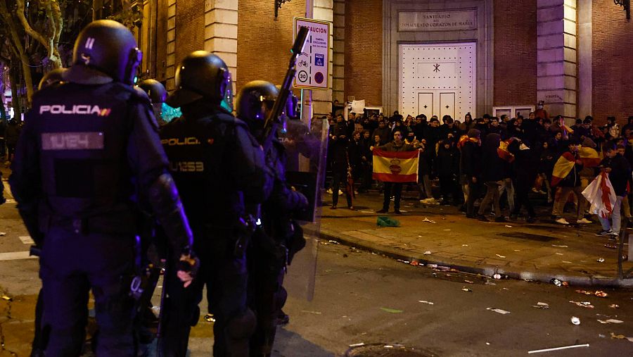 Enfrentamientos con la Policía durante una nueva manifestación convocada contra la amnistía este jueves, en la calle Ferraz