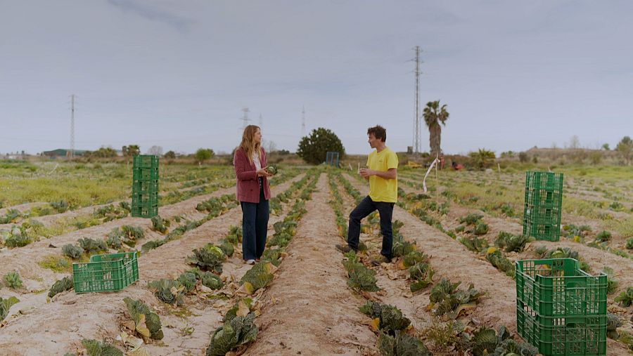 Marc Farrés i Martina Klein recollint fruita i verdura per repartir-la a entitats socials, a 'Planeta R'