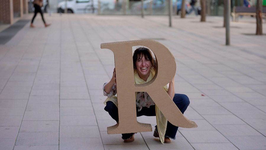 Ana Bertran agafant la R de cartró de 'Planeta R'