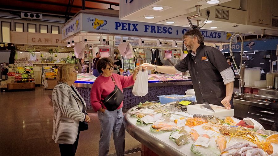 Sílvia Abril amb la seva mare, l'Anna Abril, a la peixateria del mercat més famós de Mataró