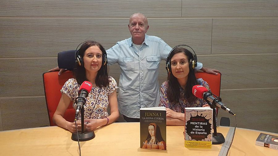 Miguel Blanco con las hermanas María Lara y Laura Lara, doctoras en Historia.