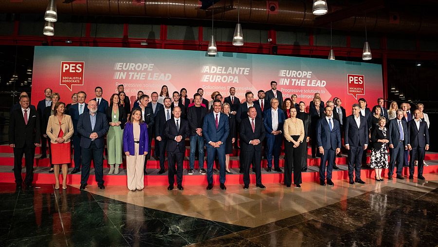 Imagen grupal de los asistentes al pleno del Congreso del Partido Socialista Europeo en Málaga