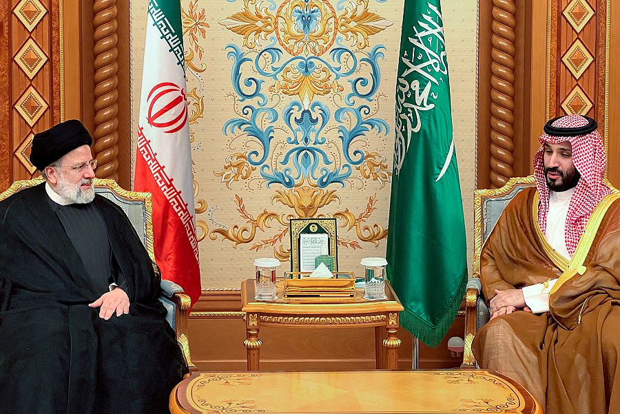 El presidente iraní se reúne con el príncipe saudí en Riad, Arabia Saudí.
