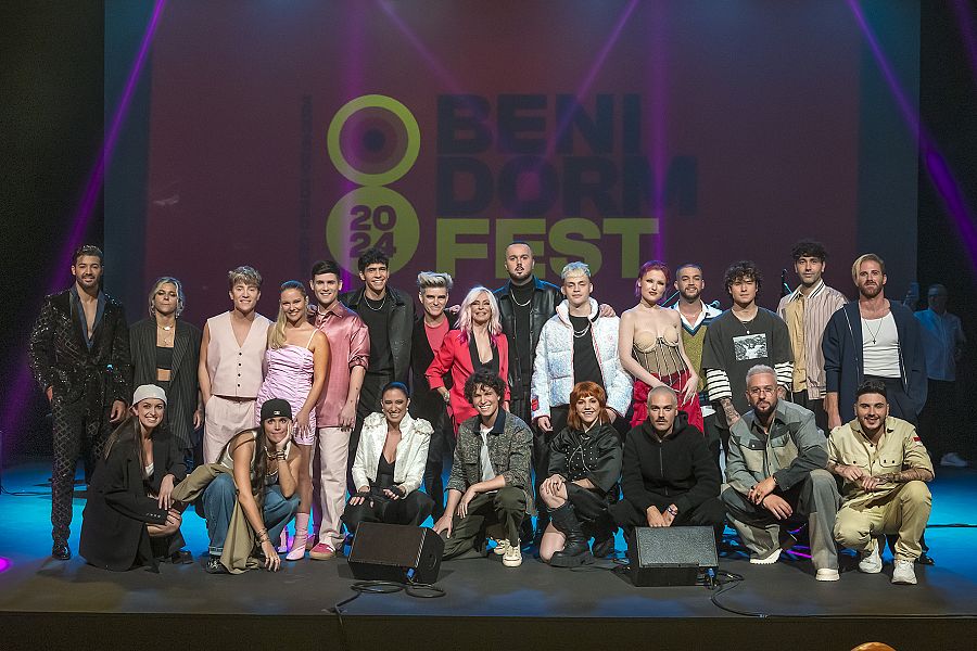 Foto de familia de los 16 artistas seleccionados para el Benidorm Fest 2024 en el Teatro Alameda de Sevilla