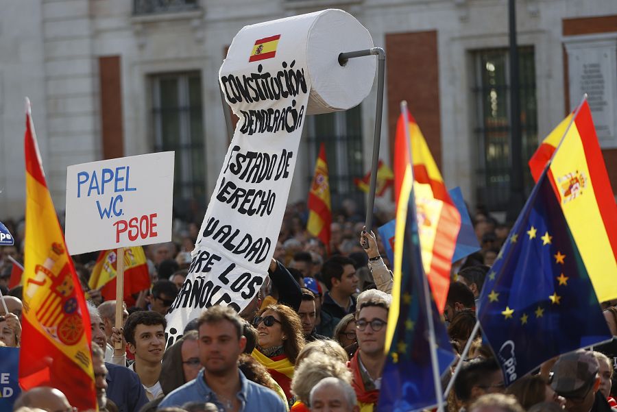 Un grupo de personas protesta en Madrid contra la amnistía.