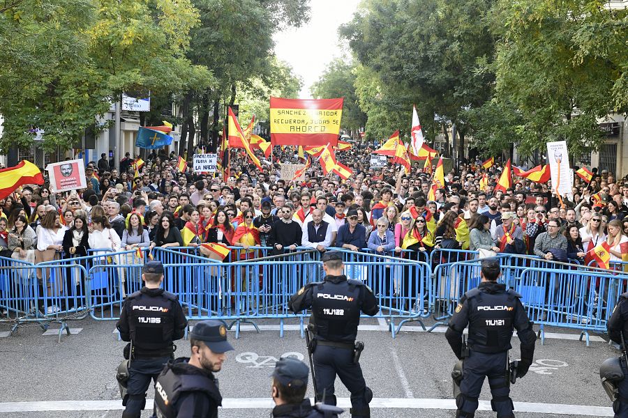 Concentración ante la sede del PSOE en la calle Ferraz, en Madrid.