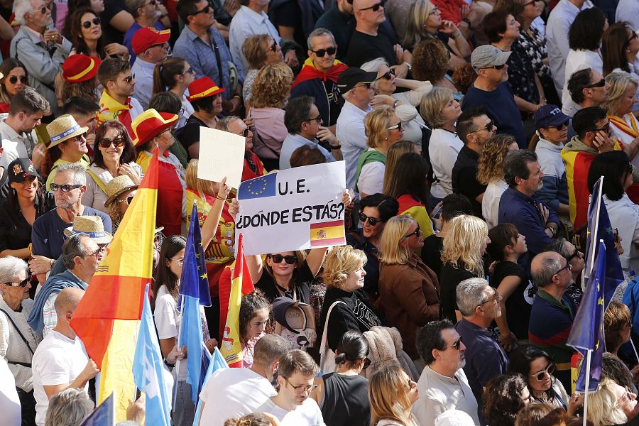 Una manifestante apela con una pancarta a la UE durante la manifestación en Valencia.