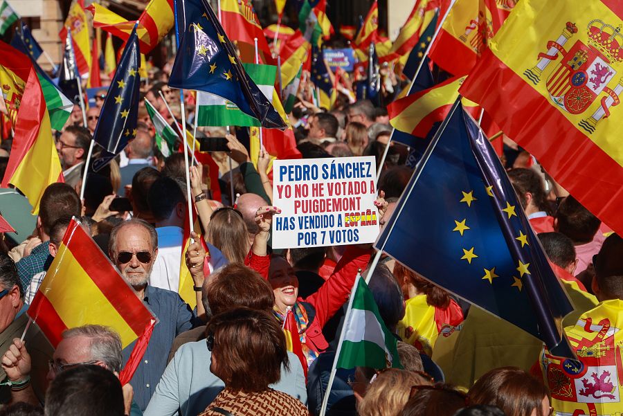 Banderas de Andalucía, España y Europa han estado presentes en la manifestación en Sevilla contra la amnistía.