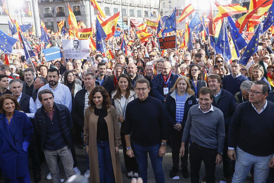 Aznar, Ayuso, Feijóo y Almeida duante la manifestación en Madrid.