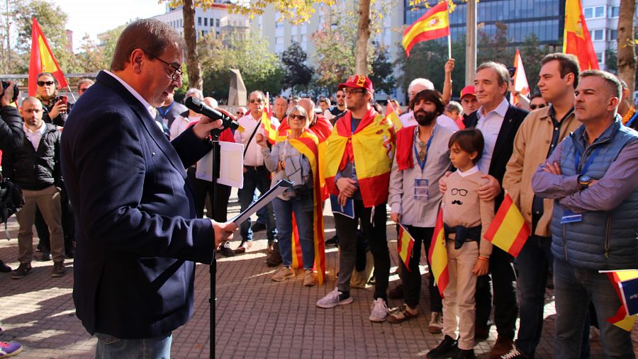 Un centenar de persones protesten contra l'amnistia davant la subdelegació del Govern espanyol a Girona | ACN