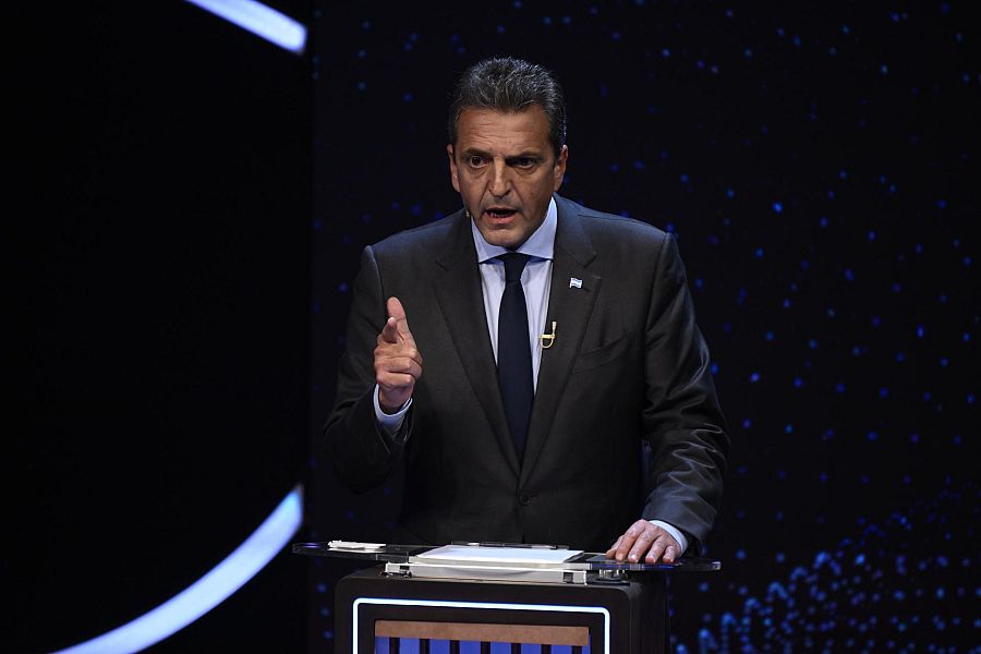 El oficialista Sergio Massa, candidato a la segunda vuelta presidencial en Argentina, habla durante el último debate.