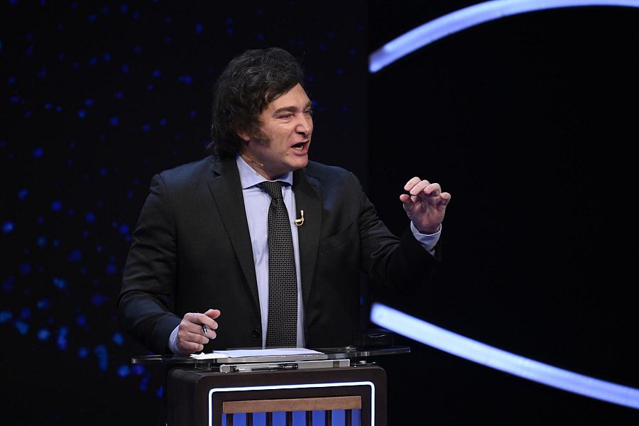 El libertario Javier Milei, candidato a la segunda vuelta presidencial en Argentina, habla durante el último debate.