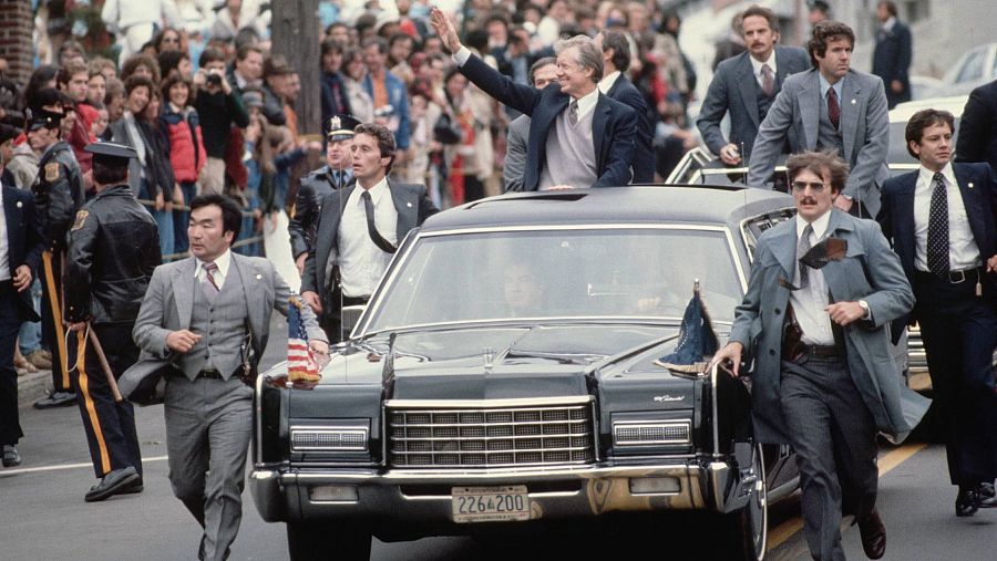 El presidente de EE.UU. Jimmy Carter saluda desde el techo de su vehículo en 1979