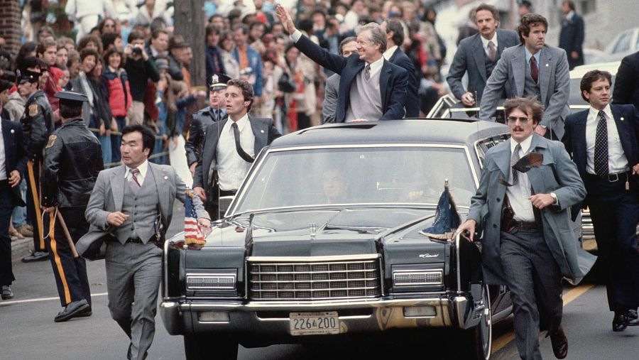 El presidente de EE.UU. Jimmy Carter saluda desde el techo de su vehículo en 1979